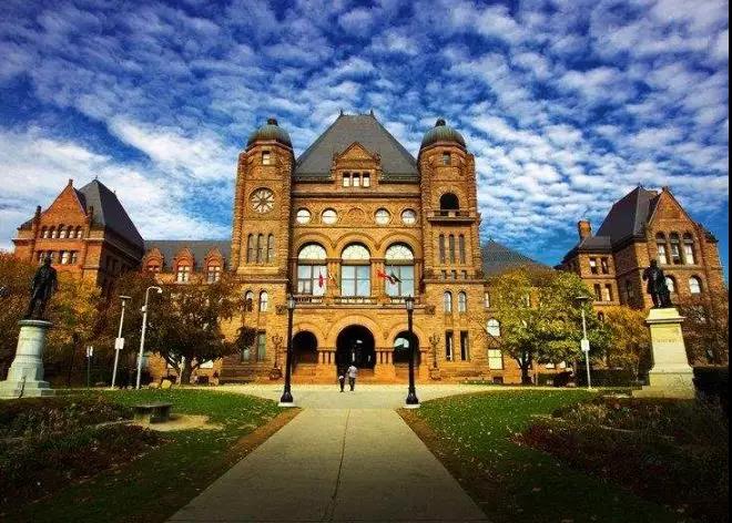 2020年麦考林加拿大大学排名出炉，这些大学名列前茅！